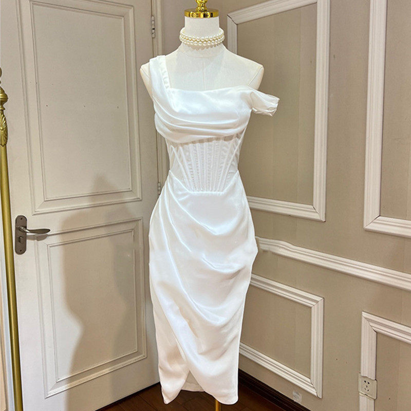 高端轻奢女装白色名媛小众风不规则斜肩缎面连衣裙成人礼礼服裙子