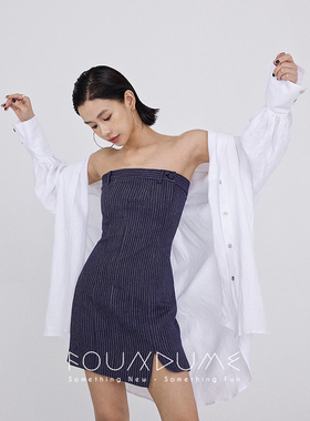 Foundume 色织浅蓝底细条纹仿牛仔下摆侧开叉抹胸修身连衣裙