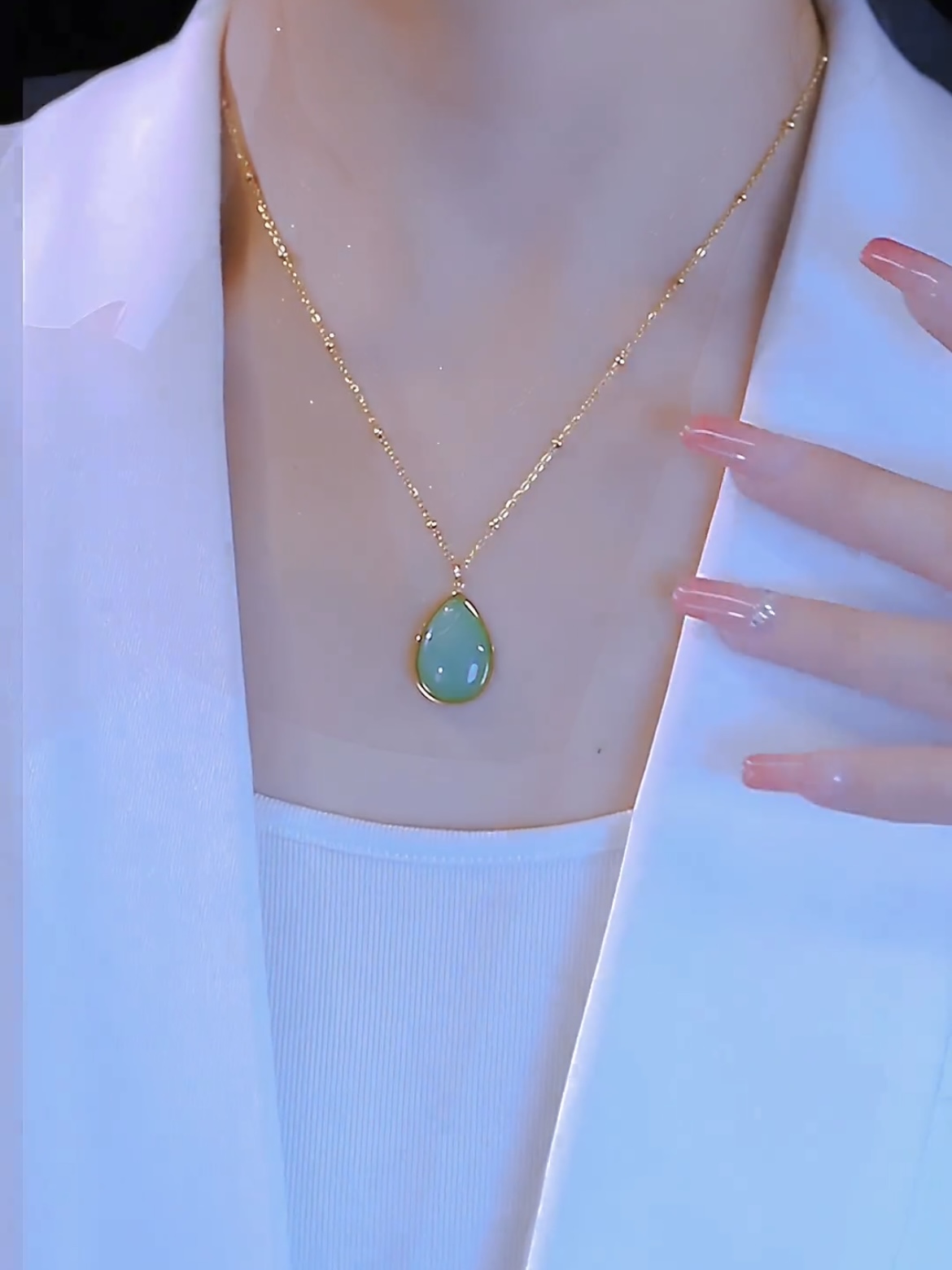猫眼石椭圆绿水滴项链女轻奢小众简约金色钛钢锁骨链女2023新款潮
