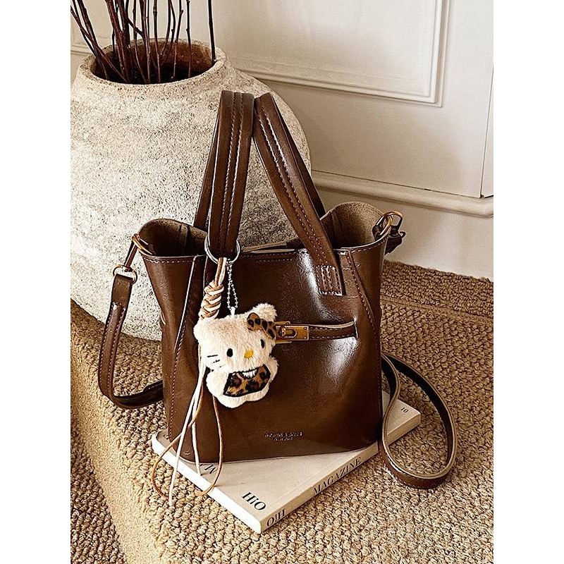 专柜品牌高品质复古小包包女2025秋冬新款斜挎包女简约手提水桶包,箱包皮具/热销女包/男包,水桶包,淘宝优惠券,粉丝福利购,淘宝优惠卷