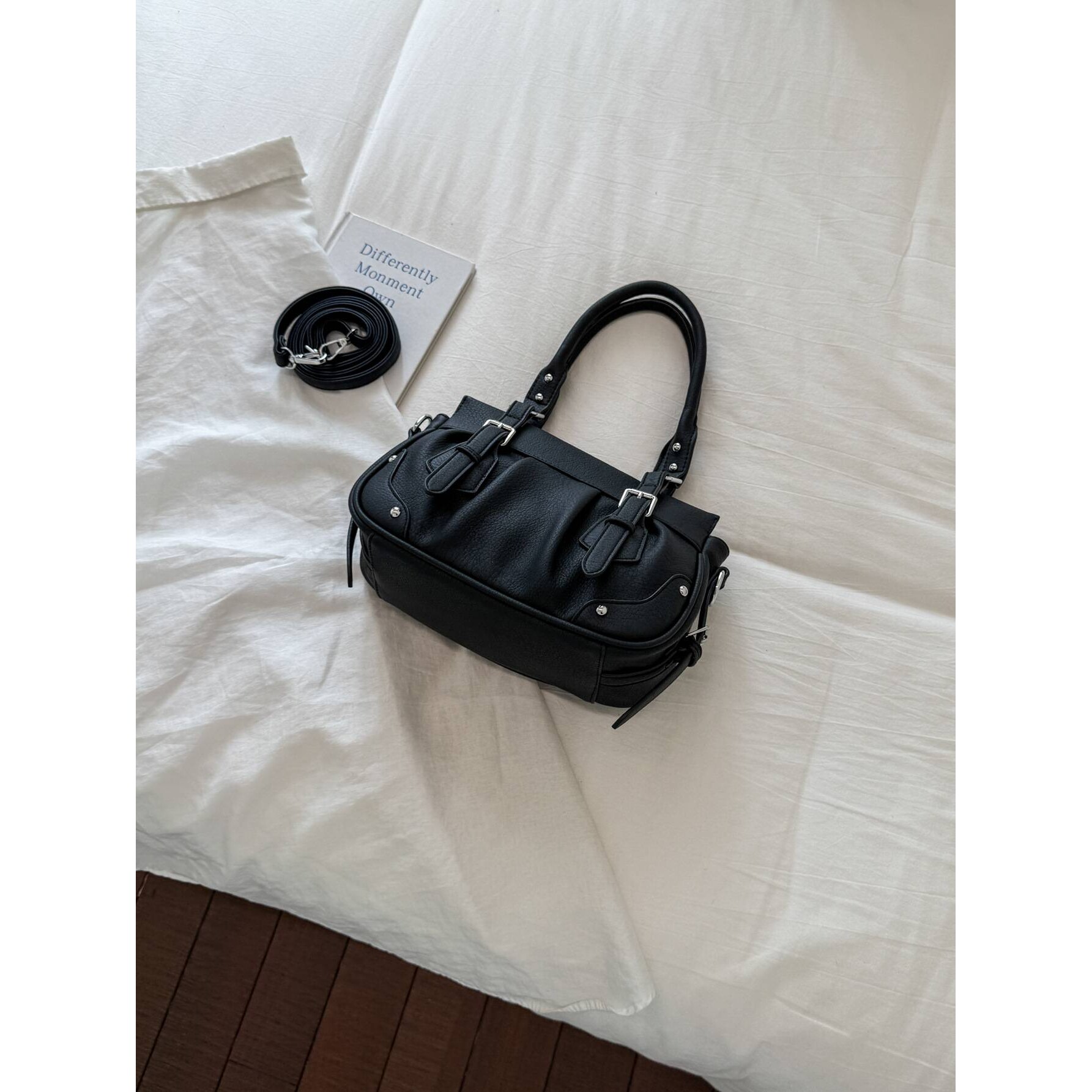 专柜品牌小众复古褶皱云朵包包女新款韩系单肩斜挎包简约日常感手
