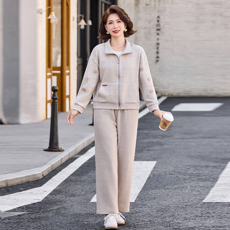 专柜品牌中老年妇女装休闲运动服妈妈2026新款秋装卫衣外套阔腿裤
