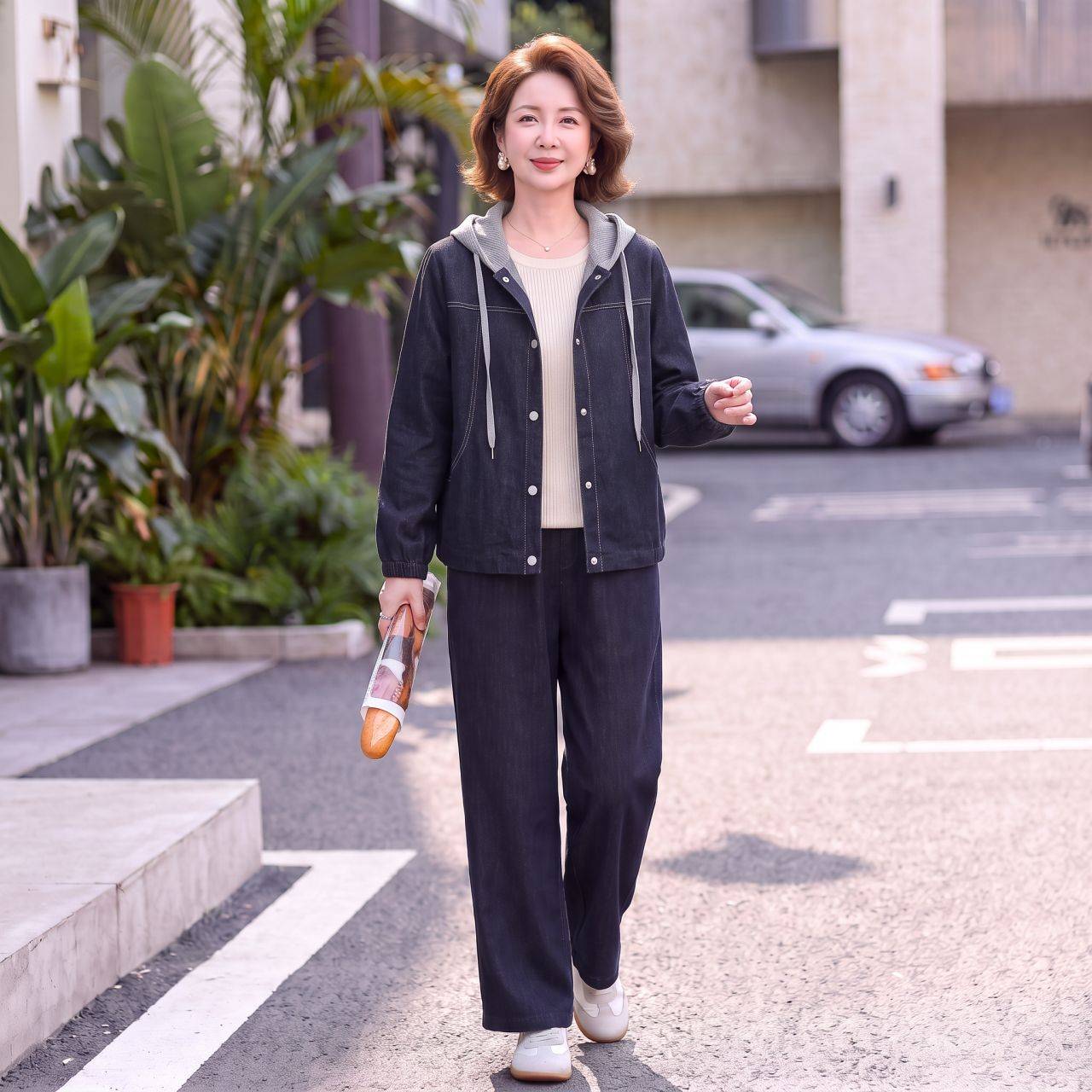 专柜品牌洋气减龄中年妈妈装上衣春秋季中老年女装牛仔外套休闲裤