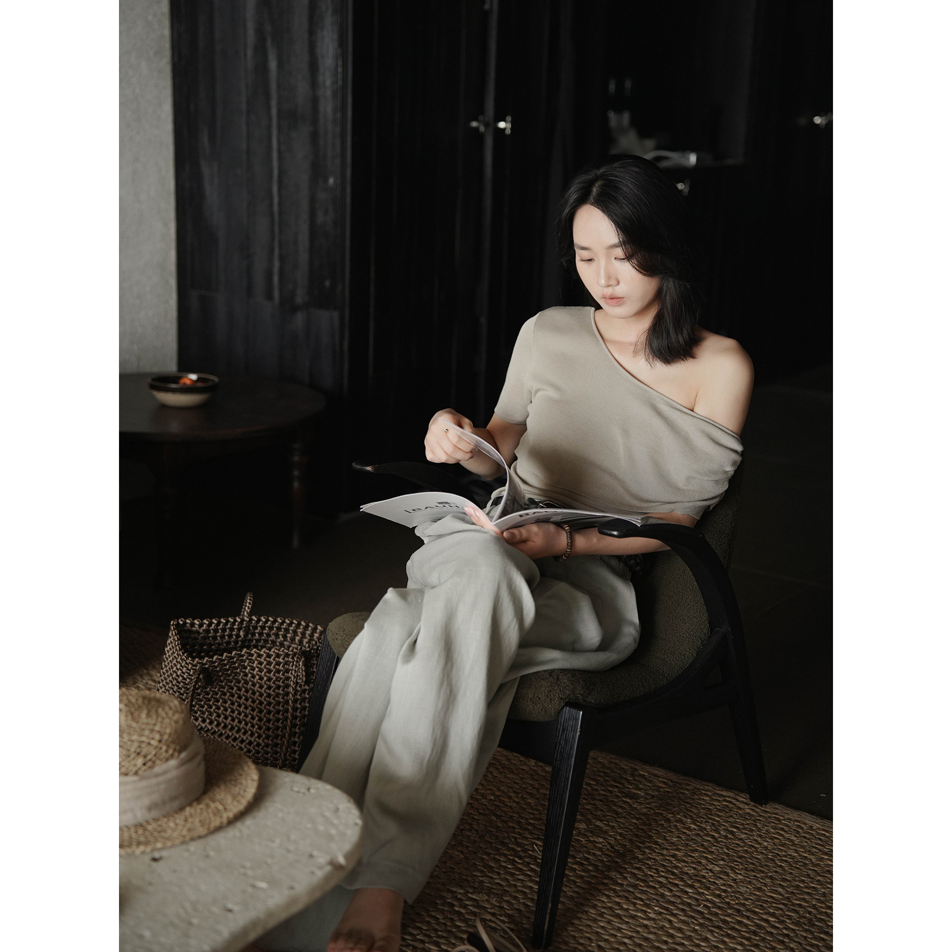 梁咏珊/周三午后/简约纯色斜肩针织打底衫女设计感露肩锁骨上衣