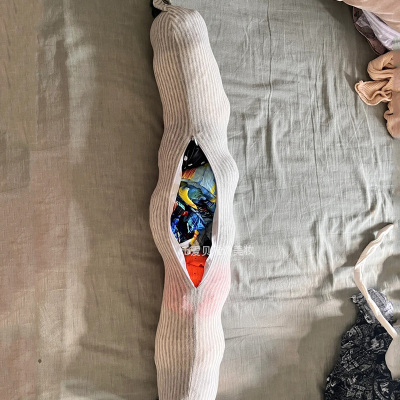 到底是谁想出来u型枕塞衣服的！长途旅行可填充坐车护颈枕头神器