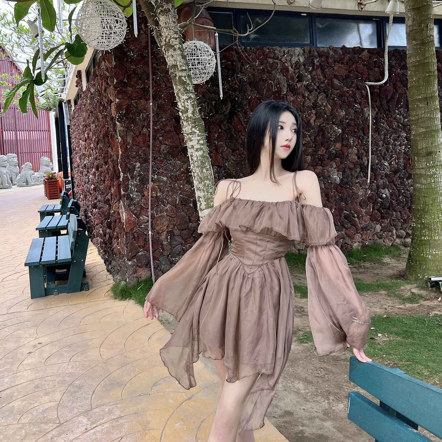 摩卡可可 2022年夏季性感露锁骨一字肩系带两穿修身不规则连衣裙