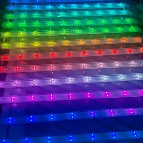 2025工程专用户外防水LED显示屏高亮度全彩幕墙卷帘挂网格屏