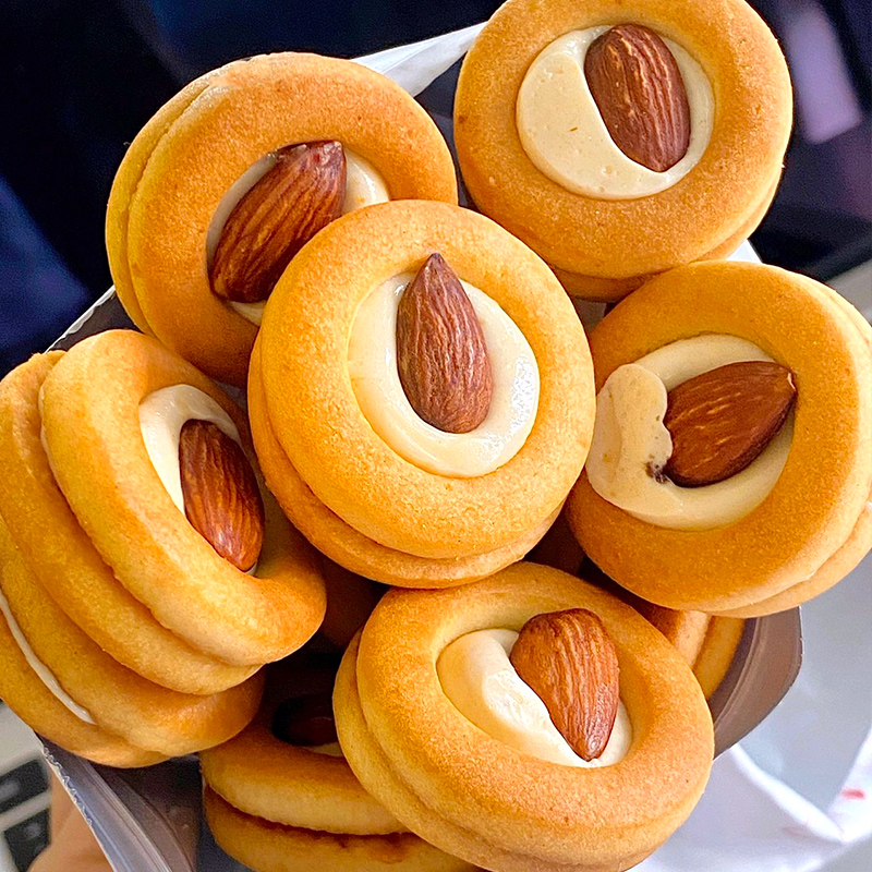 好吃哭了！巴旦木坚果小饼夹心芝士披萨饼干网红超好吃解馋小零食