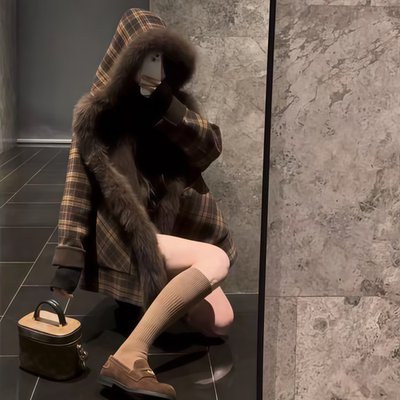 咖啡色毛绒连帽格纹大衣外套女