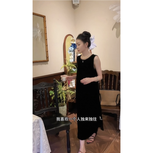 开叉直筒连衣裙女 2025年秋季 新款 韩版 女神范优雅高端黑色丝绒无袖