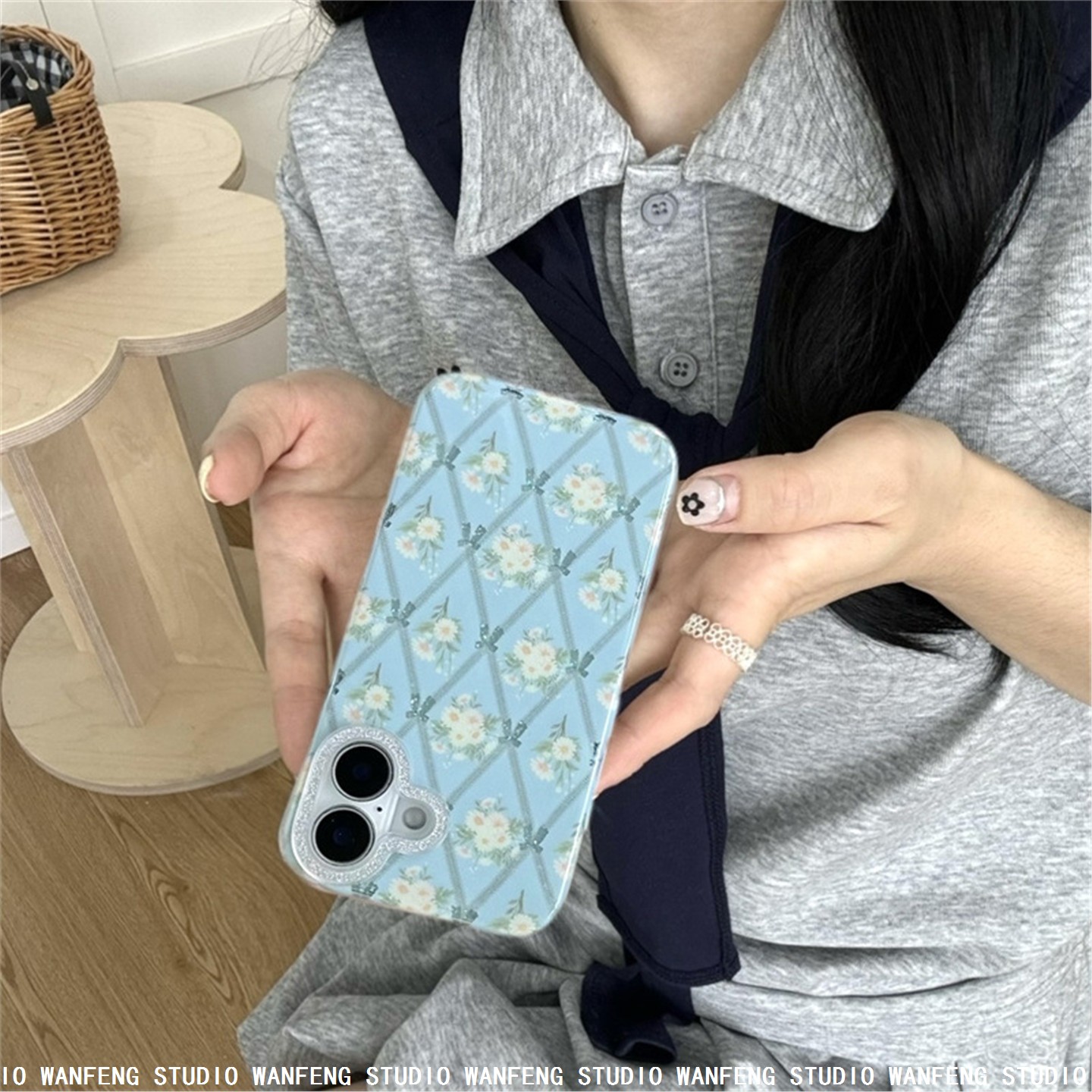 闪钻镜头双面淡雅雏菊蝴蝶结链条适用苹果iPhone16promax手机壳13