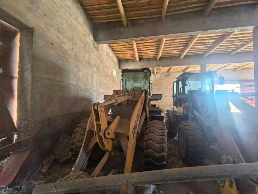 1月28日吐鲁番徐工LW300FN轮式装载机1台、荣威ZL939C轮式装载机2台网络拍卖公告