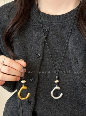 金色不规则C形吊坠项链女简约高级感黑绳毛衣链秋冬长款抽拉配饰