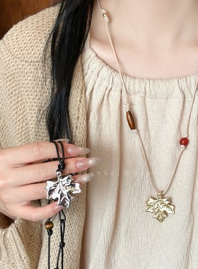 一叶知秋~复古枫叶吊坠项链女2025新款小众高级设计感毛衣链配饰