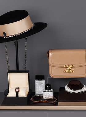 现代简约样板房衣帽间套装软装衣柜卡其帽项链香水手表眼镜道具