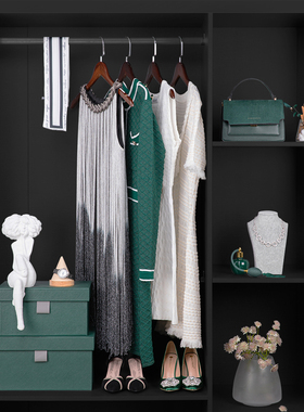 【山海艺术】轻奢绿色样板房衣帽间衣柜饰品组合礼服道具软装展厅