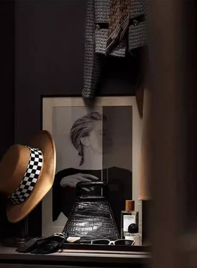 样板房衣帽间玄关装饰摆件组合女士首饰包高级感氛围展台收纳饰品