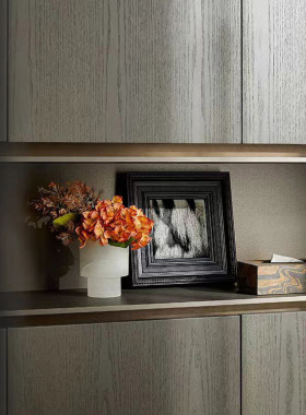 轻奢中式现代样板间展示柜陈列搭配装饰艺术皮革鎏金布艺挂画装饰