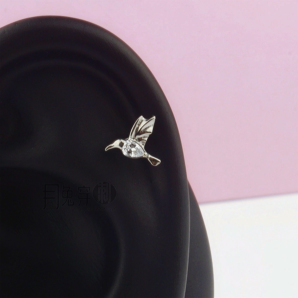 F136钛合金镶钻蜂鸟耳钉5A锆石M0.9螺旋甜美耳骨耳垂钉日韩