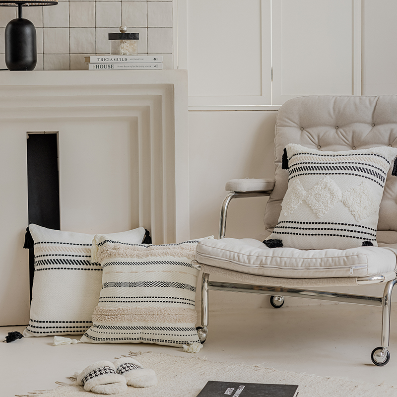 简约现代黑白抱枕簇绒抱枕沙发腰枕流苏靠垫样板间客厅软装靠枕套