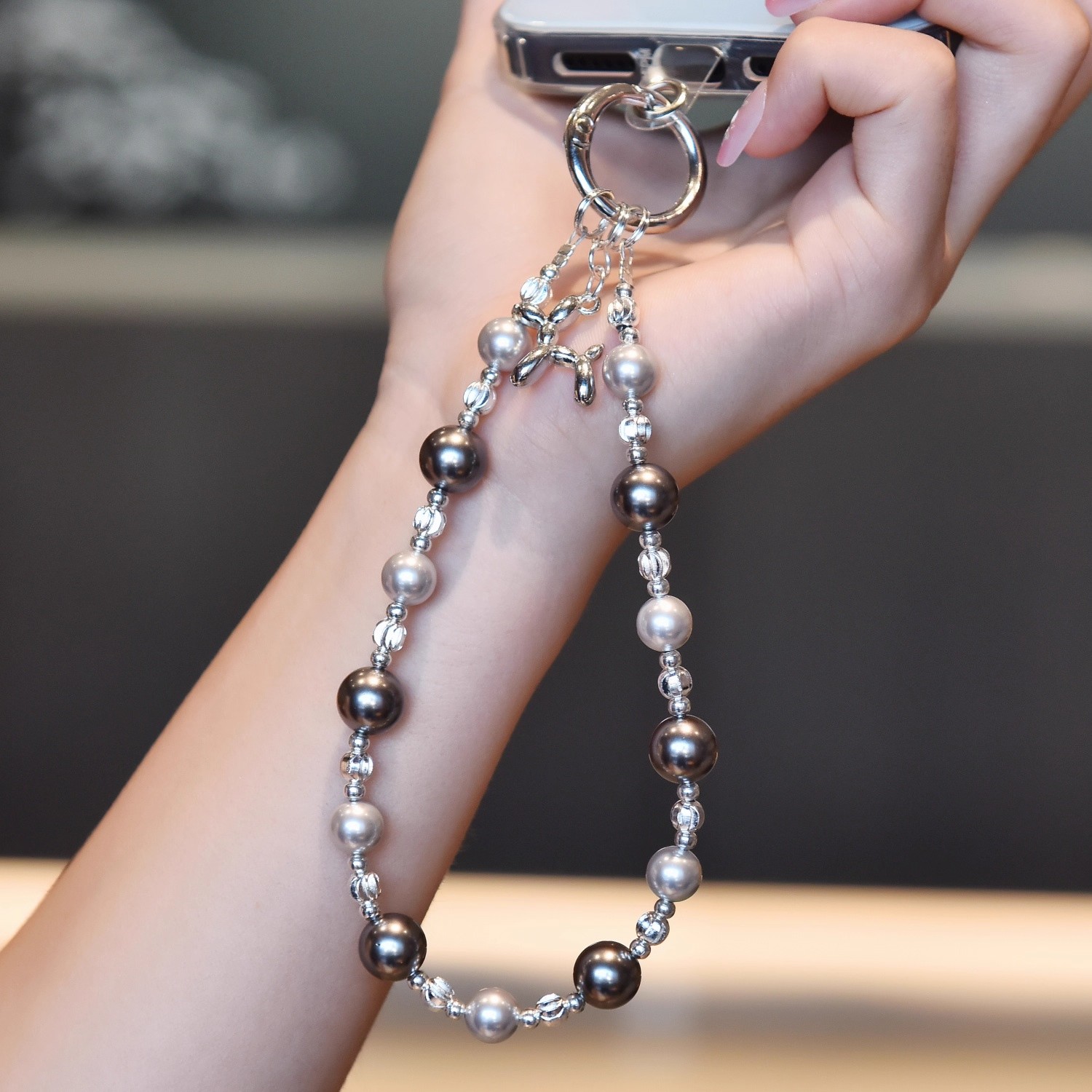 珍珠混彩手机链新款原创小众设计手作成品网红爆款饰品感轻奢风高级感简约可爱水晶串珠百搭网红爆款手机挂链