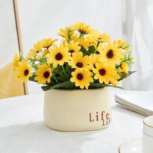 冰箱上的摆件上面摆的花上的装饰品顶部上放空调的客厅桌子装饰花