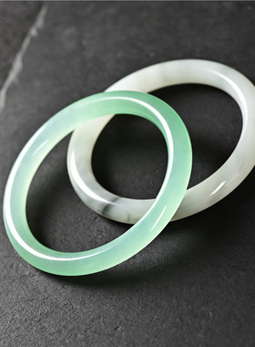 新疆和田玉白玉飘花手镯 少女款细圆条冰青玉镯 翡翠色满绿细条子