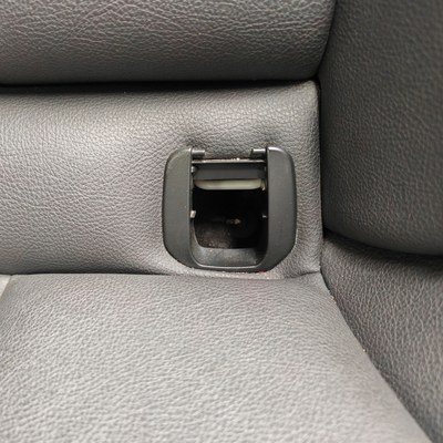 儿童座椅盖板后排卡扣