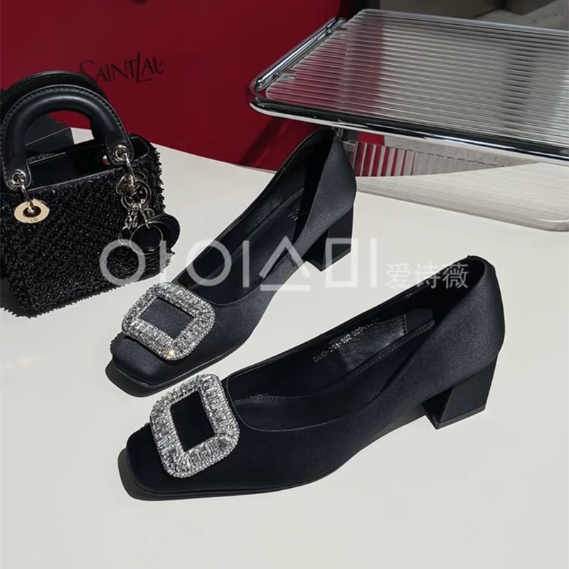爱诗薇女鞋2026春夏新款真丝单鞋方头水钻扣浅口高跟鞋粗跟瓢鞋