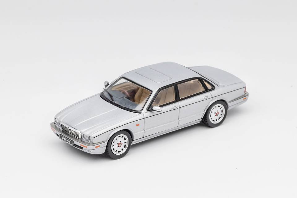 高档[匠心]GCD 1:64捷豹 XJR X300合金汽车模型