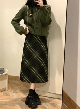 秋季高级感复古温柔风绿色毛衣开衫格子半身裙秋冬连衣裙两件套女