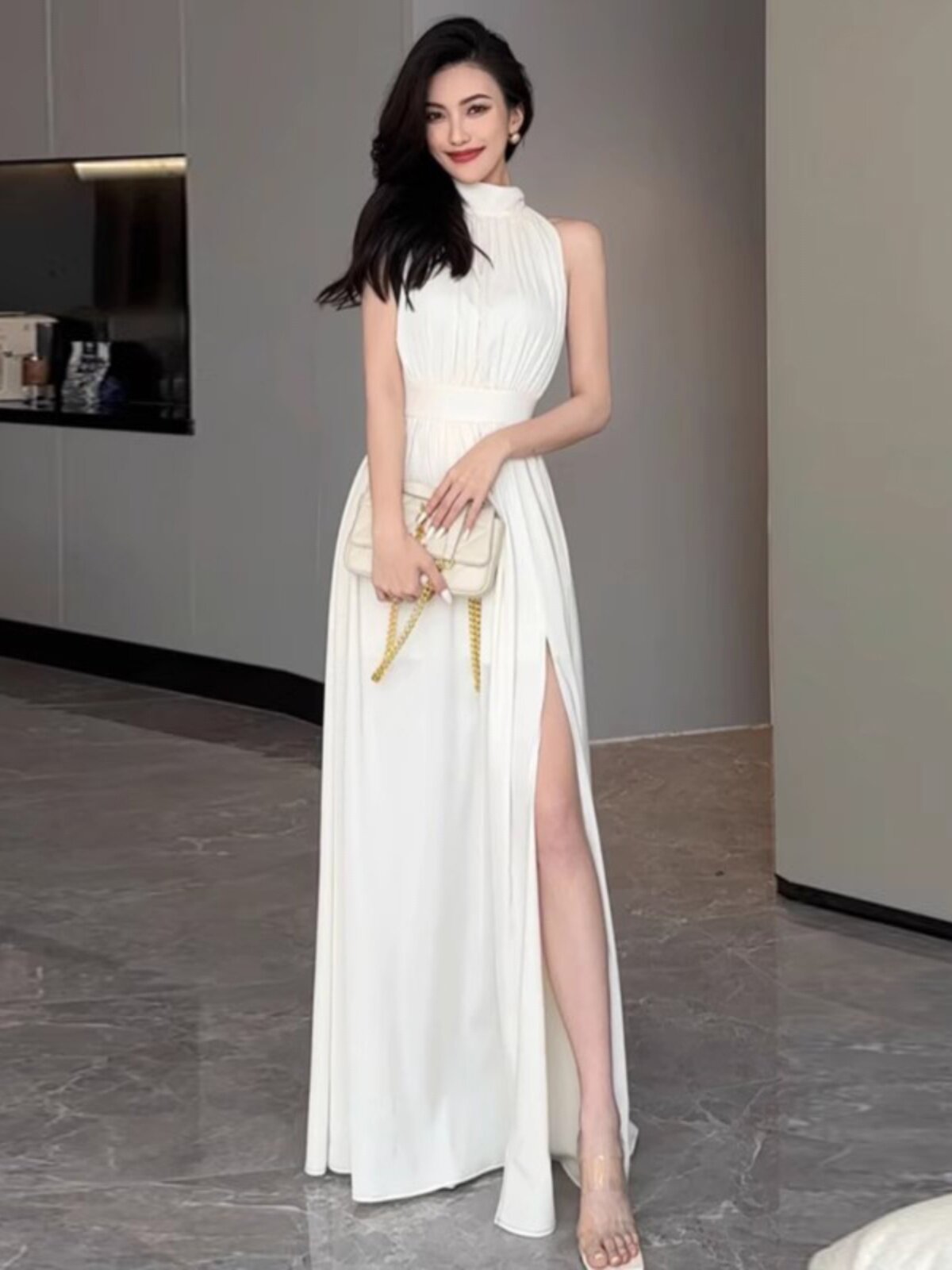 绫致戎美女装官方旗舰店法式挂脖无袖连衣裙夏季收腰显瘦开叉过膝