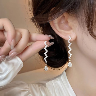 长款锆石水滴耳环轻奢小众设计感高级耳钉女气质大圆脸适合的耳饰