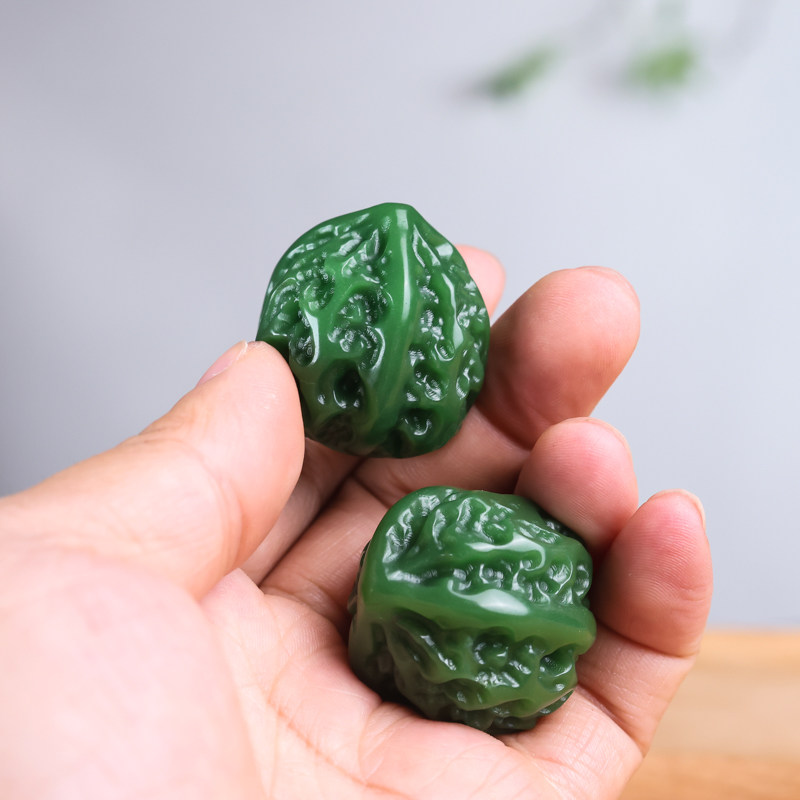 天然新疆和田碧玉核桃手把件健身球菠菜绿碧玉手球玉石把玩件一对