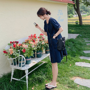 时尚休闲淡人穿搭牛仔连衣裙女夏季2025年新款洋气单排扣设计裙子图片