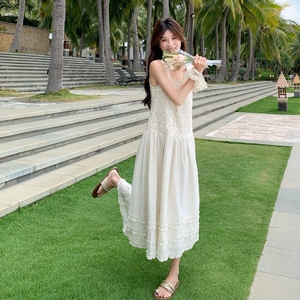 清纯系松弛感白色无袖背心连衣裙女夏温柔风独特绝美度假连身长裙,椰子鞋350女生搭配图片