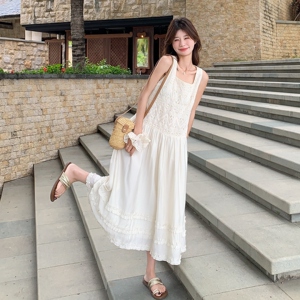 清纯系松弛感白色无袖背心连衣裙女夏温柔风独特绝美度假连身长裙图片