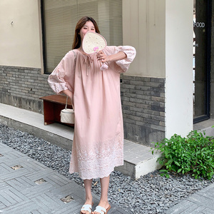 粉色气质法式刺绣连衣裙女2025夏季新款韩系重工拼接蕾丝显瘦长裙图片