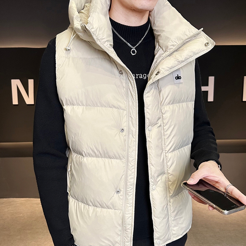 痞帅轻奢风短款连帽羽绒马甲2025