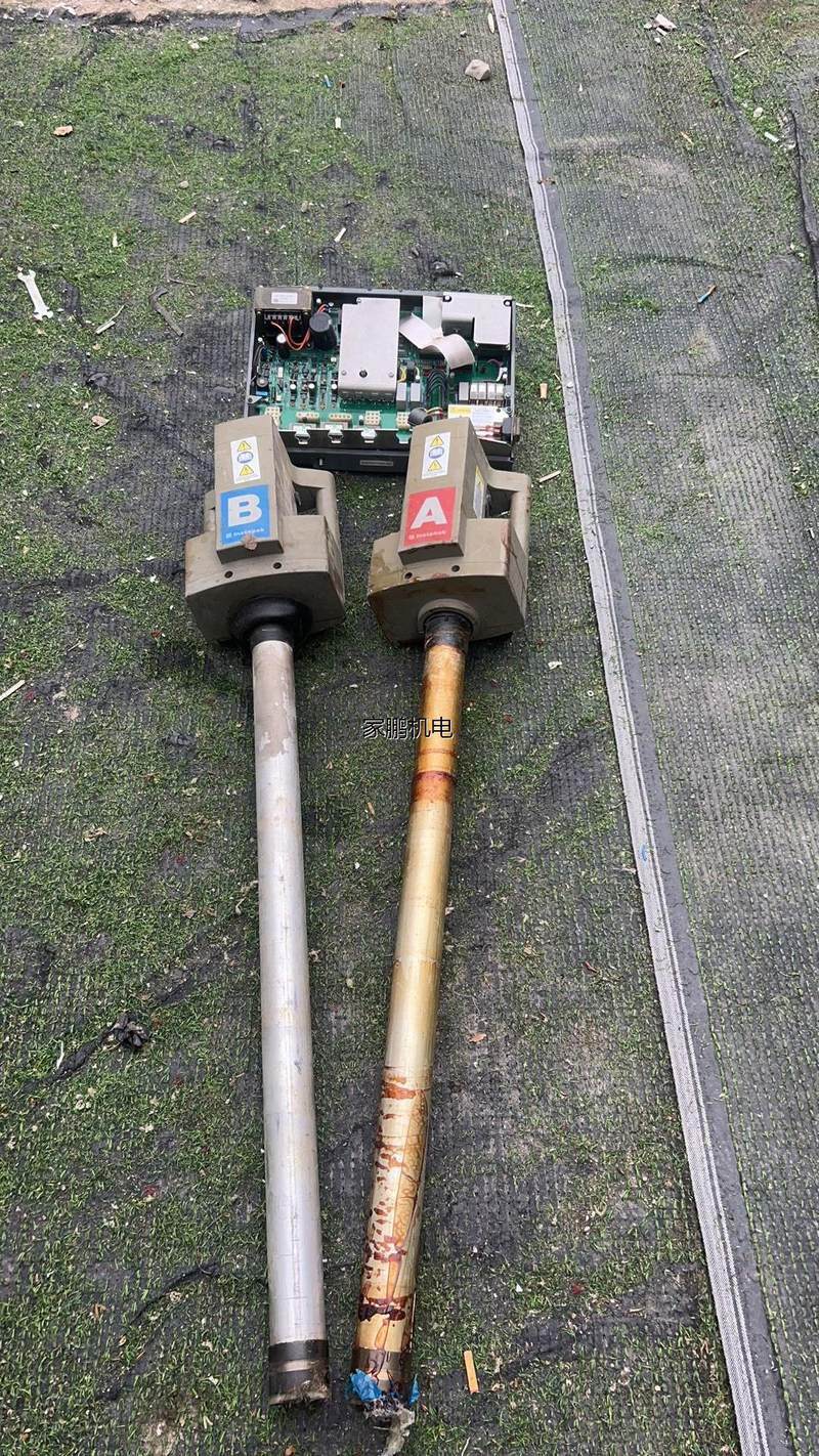 拍前询价:美国希悦尔发泡机,两台,带个控制箱,工人暴力拆机