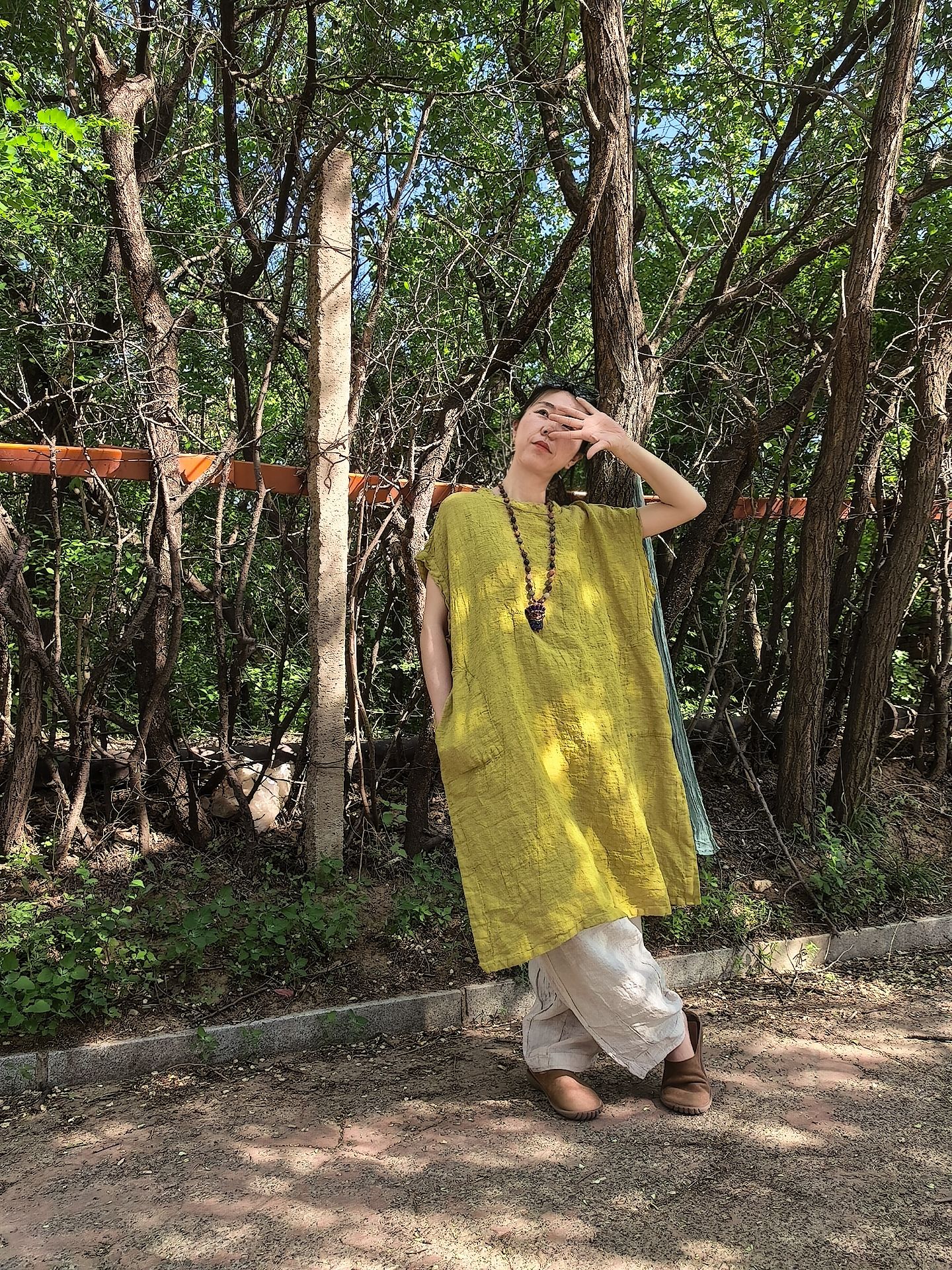 亚麻连衣裙长款2025夏季新款女休闲文艺大码宽松个性慵懒无袖长袍