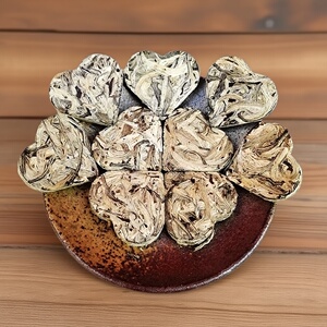 云南哂青白茶爱心形乔木白毫单芽