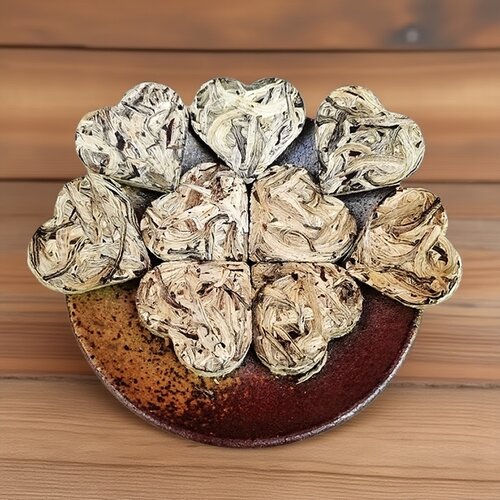 云南哂青白茶爱心形乔木白毫单芽