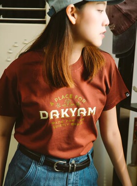 DAKYAM(达人)2026S/S Quietly Brave Logo 立场标志英文印花TEE恤