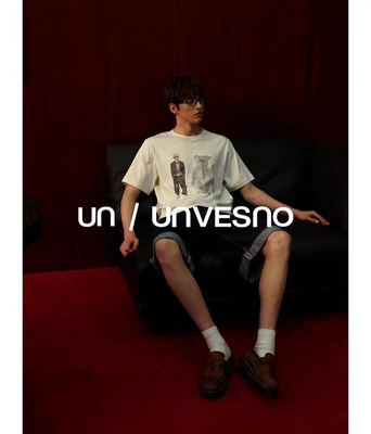 Unvesno(UN)“别在意我”老人与小熊印花情侣款定制彩纱男女款T恤