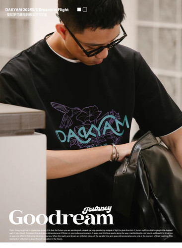 DAKYAM(达人) 2025S/S Dreams in Flight 曼陀罗花蜂鸟文字TEE恤