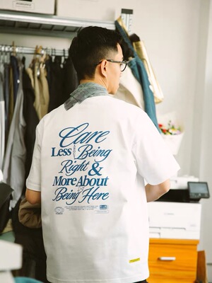 DAKYAM(达人) 2026S/S Here in Peace TEE 此刻就是答案文字TEE恤