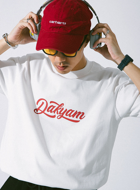 DAKYAM(达人)2024S/S Basic Script Font 复古字体品牌LOGO TEE恤