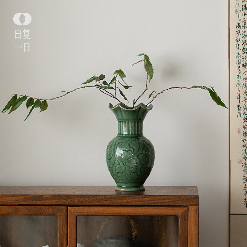 青瓷花瓶浮雕缠枝莲花插陶瓷家用干花插复古花器功夫茶具茶道摆件