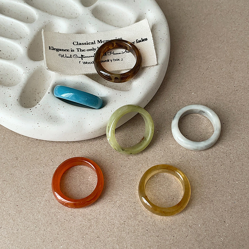 小众高级感彩色晕染素圈树脂戒指女简约百搭独特潮流通勤指环戒子